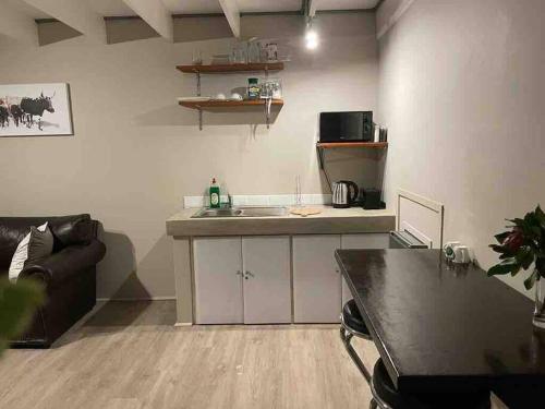 Protea Loft - Romantic stay - No Load shedding 주방 또는 간이 주방