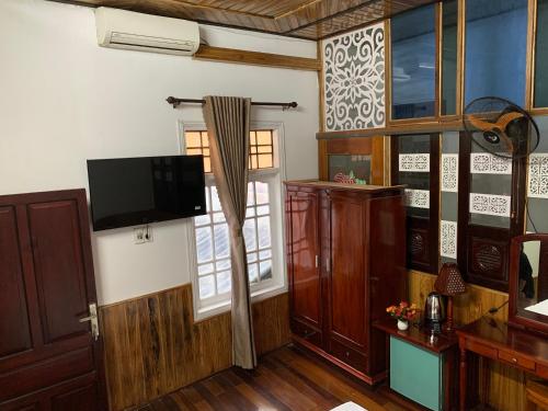 a living room with a tv and a window at Phố Seoul Homestay And Spa in Hoi An
