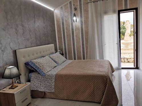 1 dormitorio con cama y ventana en La valle degli dei en Eraclea Minoa