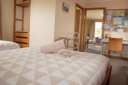 1 dormitorio con cama con almohada en Burnie BNB With Ocean Views, en Burnie