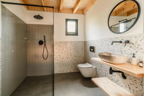 a bathroom with a sink and a shower at Na łące u pradziadka in Wiele