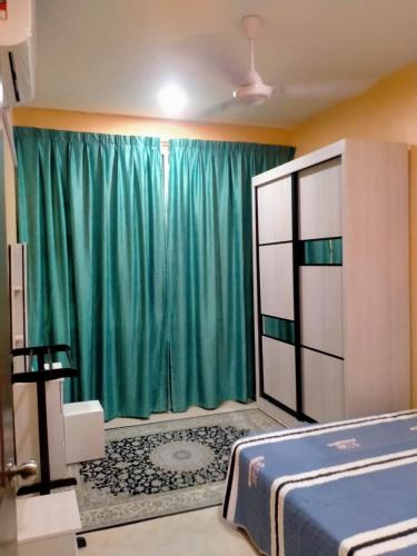 Postel nebo postele na pokoji v ubytování Rahman Homestay Pantai Johor - ISLAM SAHAJA