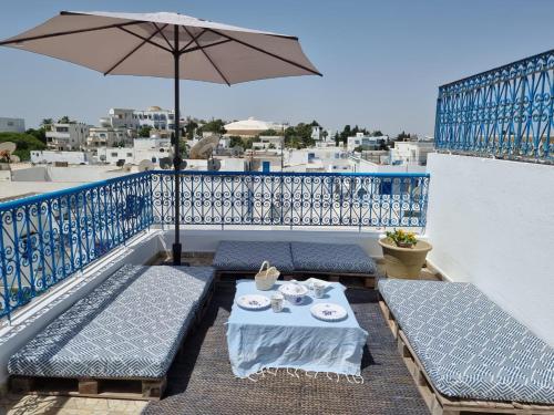 Un balcón o terraza en Cosy 1bdr, with a terasse in heart of Sidibou