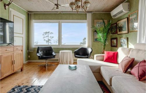 Χώρος καθιστικού στο 3 Bedroom Gorgeous Home In Visby