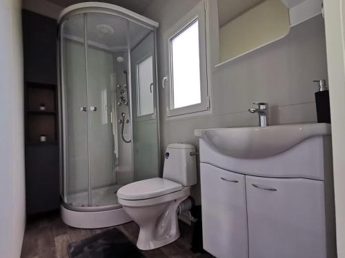 Ένα μπάνιο στο Beach house Hela - resort & tavern BAIN, free transport, pool, Island of Žut - Kornati