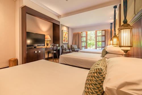 En eller flere senge i et værelse på Bintang Bali Resort