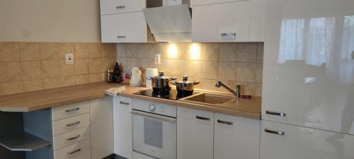 Kuchyňa alebo kuchynka v ubytovaní 2 izbový byt 60m2 v centre na Bakossovej, 24h self checkin