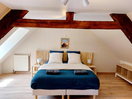 Un pat sau paturi într-o cameră la Le Rondot - Maison de campagne proche Mont-Saint-Michel 12km
