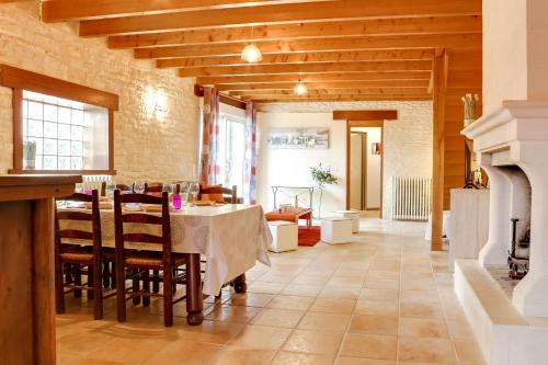 une salle à manger avec une table et des chaises dans l'établissement Isida, Maison spacieuse avec terrasse et stationnement, à Caen