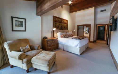 una camera con un grande letto e una sedia di Flagstaff Three Bedroom Suite with Majestic Mountain Views condo a Park City