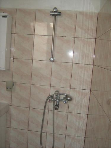 ソゾポルにあるApartment Nevenaのタイル張りの壁のバスルーム(シャワー付)