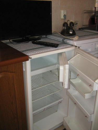 ソゾポルにあるApartment Nevenaの空の冷蔵庫(キッチン内のドア開閉可)