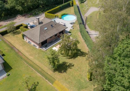 マルメディにあるLuxueuse et spacieuse villa avec sauna et piscineのスイミングプール付きの家屋の空中ビュー