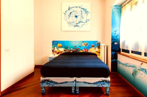 1 dormitorio con 1 cama con colcha bajo el mar en Affittacamere Pavia, en Pavia