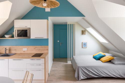 1 dormitorio con 1 cama y techo azul en Horizons Lointains - Côté Mer - Belle vue mer, en Saint-Benoît-des-Ondes