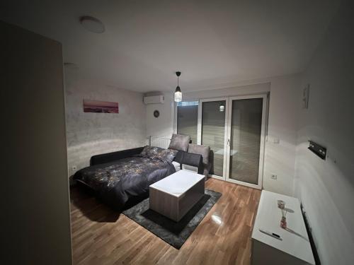- un salon avec un canapé et une table dans l'établissement Apartman Gavric 1, à Doboj