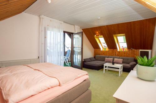 um quarto com uma cama e uma sala de estar em Ferienwohnung Anemone mit Bergblick em Braunlage