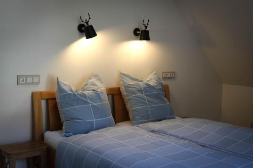 Ferienwohnungen und Gästezimmer Friedrichsにあるベッド