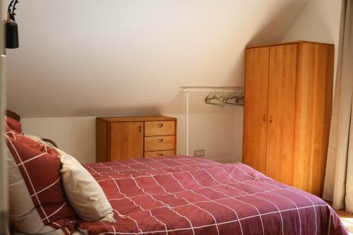Ferienwohnungen und Gästezimmer Friedrichsにあるベッド