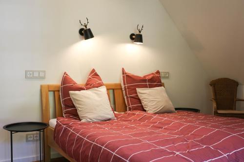Ferienwohnungen und Gästezimmer Friedrichsにあるベッド