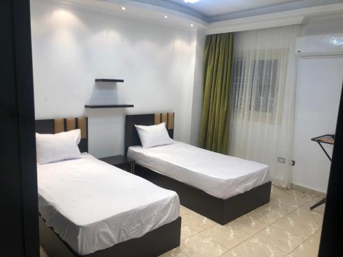 En eller flere senge i et værelse på Ghena