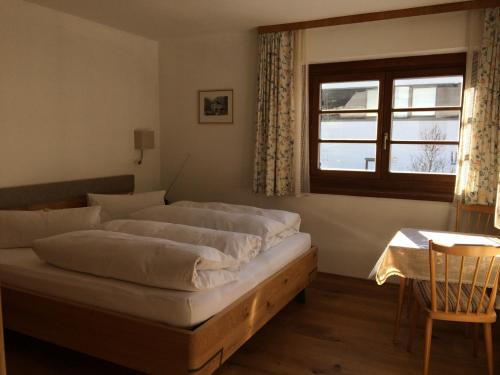 a bedroom with two beds and a window at Arlenheim in Sankt Anton am Arlberg