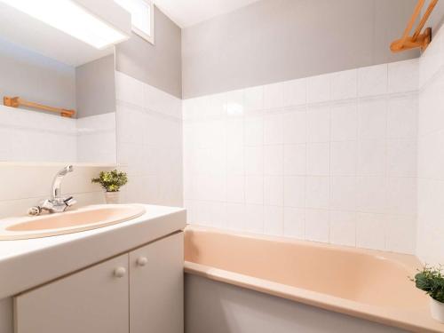 une salle de bain avec un lavabo et une baignoire dans l'établissement Duplex ensoleillé pour 6 personnes avec balcon et parking à Saint-Lary village - FR-1-296-188, à Saint-Lary-Soulan