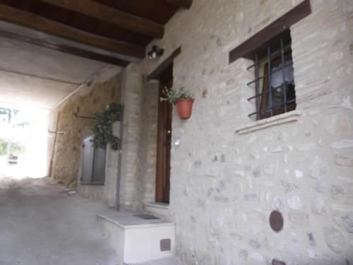 a stone building with a window on the side of it at A Casa Di Mì Appartamenti vacanza in Montefalco