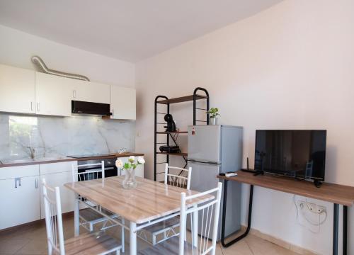 Dapur atau dapur kecil di Sofoklis City House with a private Veranda by Imagine Lefkada