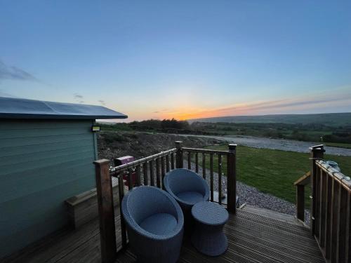 Oakley View Shepherds Hut with hot tub photo 27