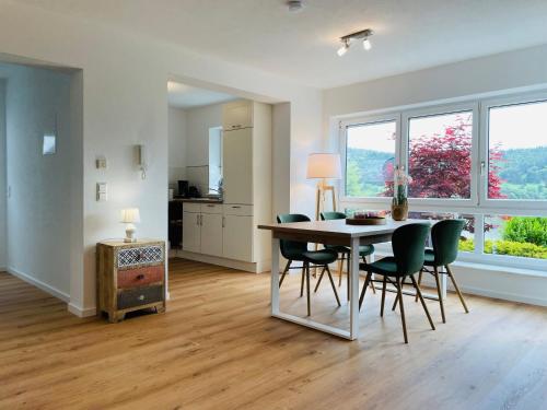 uma cozinha e sala de jantar com mesa e cadeiras em Zollernalb-Apartment em Albstadt
