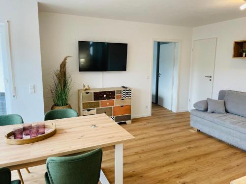 uma sala de estar com uma mesa e um sofá em Zollernalb-Apartment em Albstadt