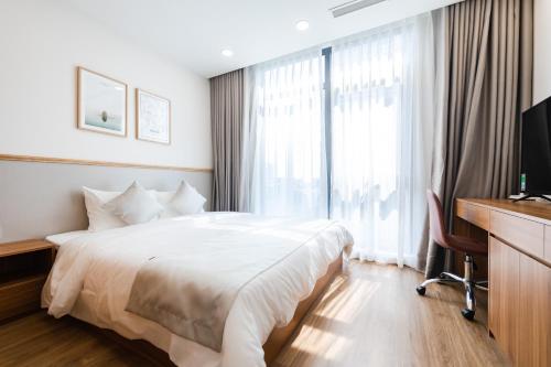 ハノイにあるFive Star Westlake 1st-4th Floors Hotel & Serviced Apartmentのベッド、デスク、窓が備わるホテルルームです。