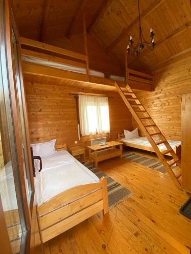 Zimmer mit einem Bett und einer Treppe in einer Hütte in der Unterkunft Gyopar Wooden Houses in Izvoare