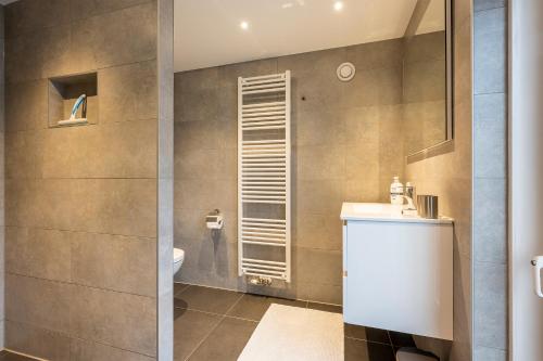 een badkamer met een toilet en een wastafel bij The Palmtree in Zandvoort