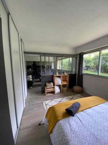 une chambre avec un lit et un salon dans l'établissement Atlantic Selection - Le loft 36, à Bayonne