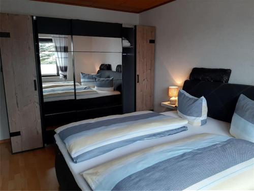 Een bed of bedden in een kamer bij Ferienwohnung im modernen Ambiente mit eigenem Außenbereich
