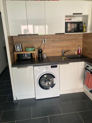 Photo de la galerie de l'établissement Superbe F2 refait a neuf à deux pas des plages de sable, à Vallauris