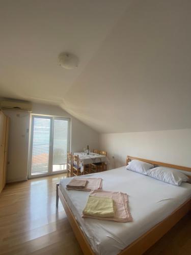 Een bed of bedden in een kamer bij Apartments Djuricic