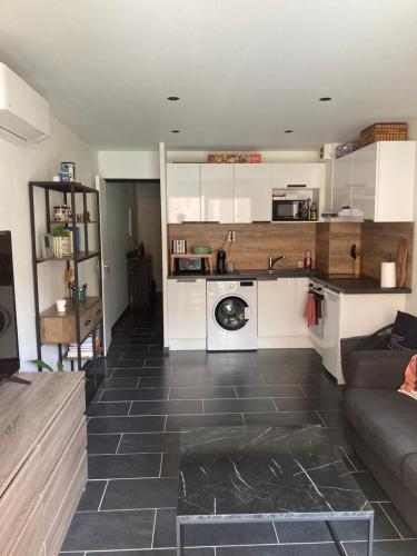 Photo de la galerie de l'établissement Superbe F2 refait a neuf à deux pas des plages de sable, à Vallauris