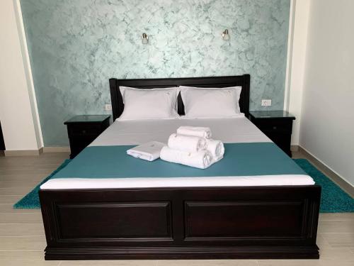 two towels on a bed in a bedroom at Pensiunea DeeaMar in Năvodari