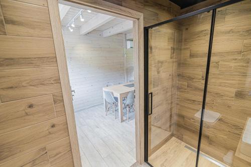 A bathroom at Wycisznia - drewniane domki całoroczne