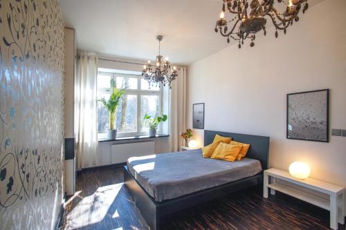سرير أو أسرّة في غرفة في Apartament Powiśle