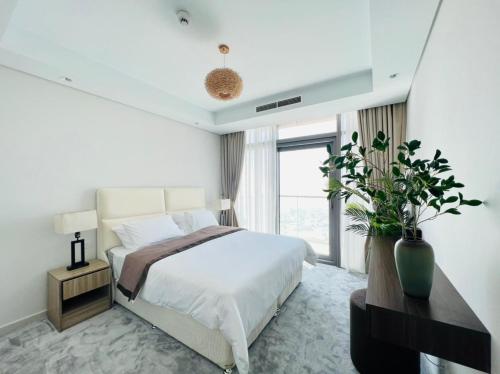 Dormitorio blanco con cama y ventana grande en Paramount midtown residence luxury 3 bedroom with amazing sea view and close to burj khalifa and dubai mall en Dubái
