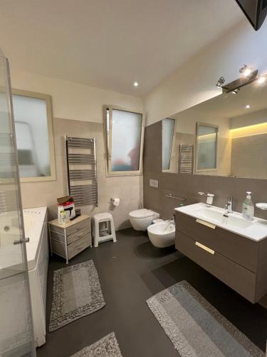 A bathroom at Samcri Luxury Home