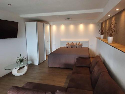 uma sala de estar com uma cama e um sofá em Ferienwohnung Relax em Tettnang