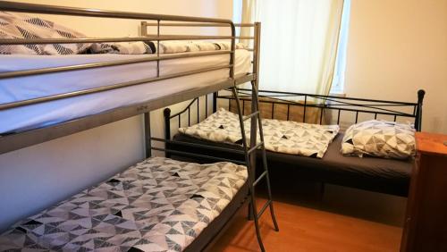 2 beliches num quarto com uma mesa em Monteurwohnung Spartan Oelsnitz am Hegebach Self Check-in em Oelsnitz