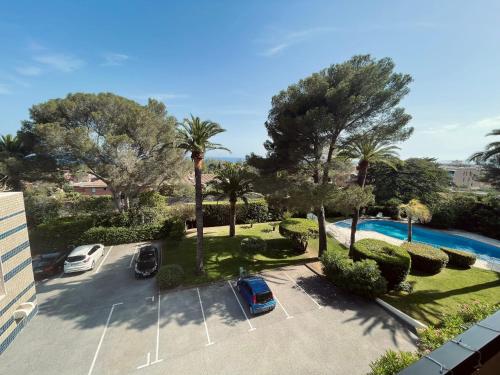 - une vue aérienne sur un parking avec une piscine dans l'établissement La Paisible, à Saint-Raphaël