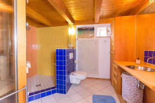 a bathroom with a toilet and a sink at Maisonette Baugut in Remlingen