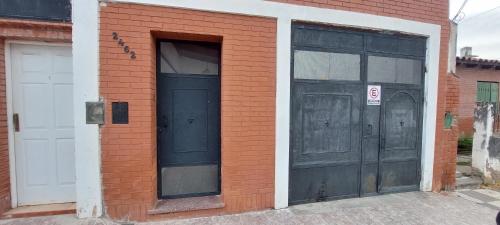 dos puertas en el lateral de un edificio de ladrillo en Casa de La Lila en Salta